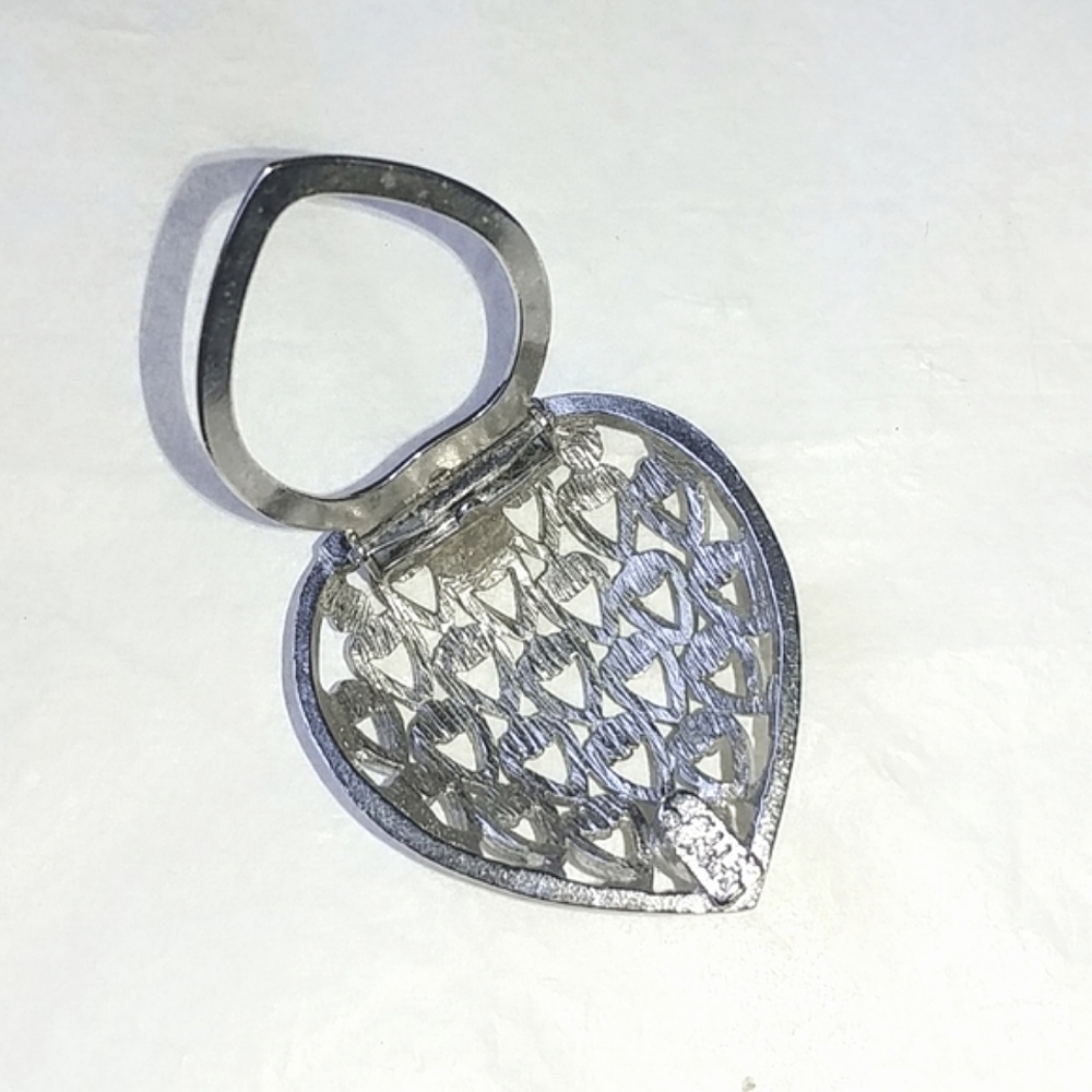 CELEBRITY SILVERTONE HEART SHAPED SCARF CLIP - VINTAGE SCARF HOLDER - Picture 3 of 5
